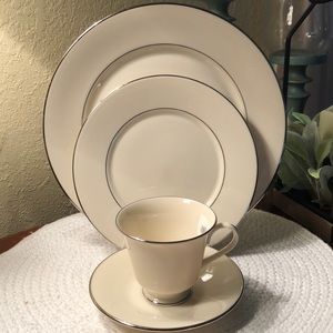 Lenox Maywwod platinum/ivory 4 pc place setting